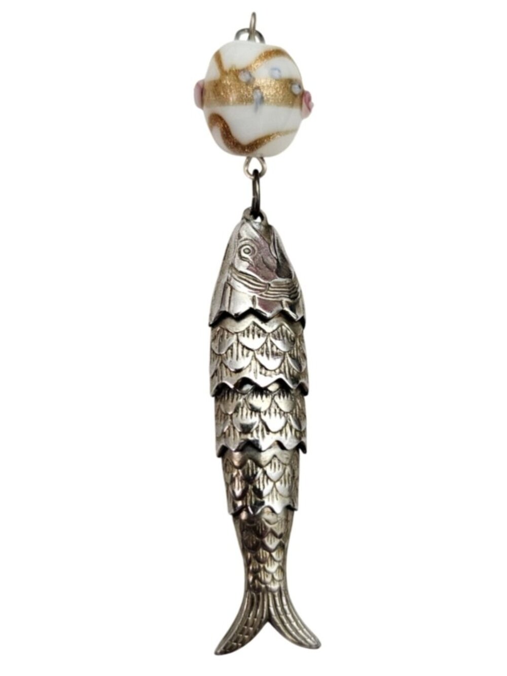 Silver Tone Articulated Vintage Fish Pendant Cake Bead J907